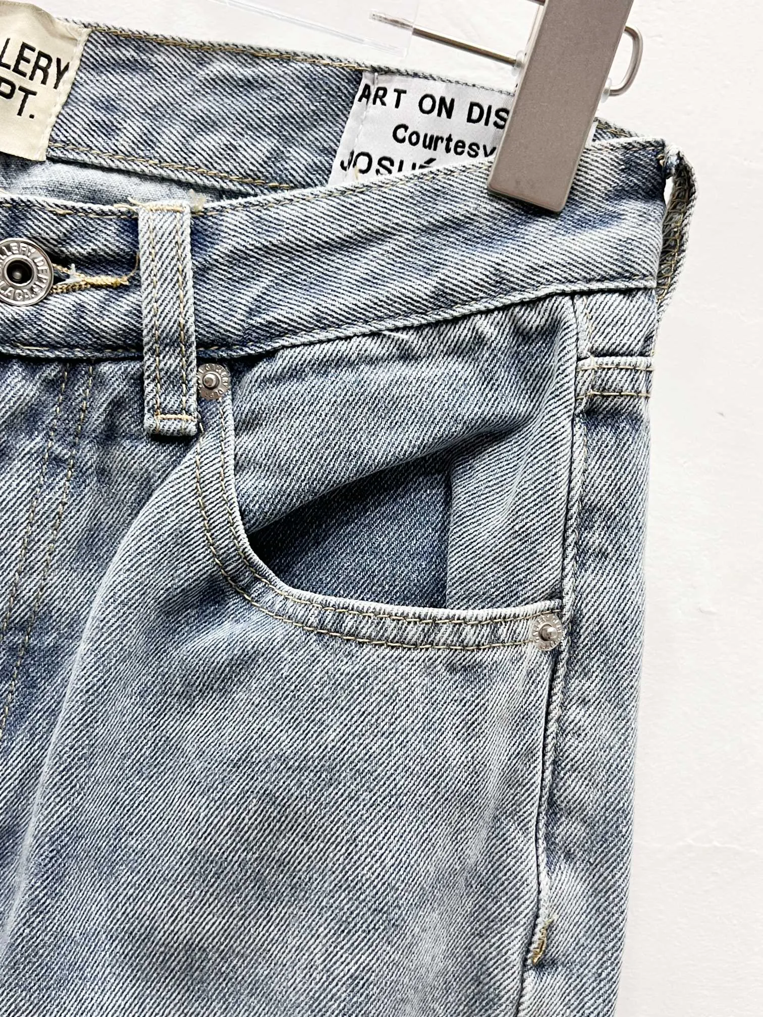 P250 Style No.: (c058) GALLERY DEPT & Chrome Hearts Jointed Cross Loose Washed Flared Jeans True to Restore the Ultimate Vintage Texture Original Hardware Accessories Washed and Elevator Cards, QR Code Analysis Are All Procured from the Original Factory, High Restoration Degree, You Are Welcome to Compare Any Products ~ Three-dimensional Version Loose and Comfortable without Picking Your Figure Appearing Tall and Slim Manufacturer Seiko Original Factory Quality Control Same Style for Men and Women Can Be Matched for Couples Versatile Recommendations Jeans that are a must-have for all seasons. Trendy people have been disappointed. From the quality selection of fabrics, the tailoring of details, and the matching of patterns, they are all impeccable! The upper body is so handsome when worn...it can be easily worn by men, women and children! The craftsmanship uses heavy-duty washed pure cotton denim fabric. After washing, it is soft and thick. It is very stylish when worn on the body. Size: 28, 30, 32, 34, 36 (S-XXL) Color: Stitching